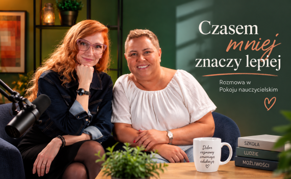 Joanna Krzemińska i Dorota Wellman siedzą obok siebie w przytulnym studiu nagraniowym. Obie uśmiechają się do obiektywu, a przed nimi znajduje się mikrofon. Po prawej stronie widnieje napis: „Czasem mniej znaczy lepiej. Rozmowa w Pokoju nauczycielskim”.