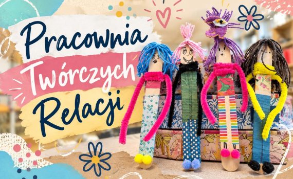 Kolorowa grafika z napisem „Pracownia Twórczych Relacji”. Po prawej stronie znajdują się cztery ręcznie wykonane postacie z drewnianych patyczków, włóczki, drucików kreatywnych i kolorowych materiałów. Tło nawiązuje do pracowni plastycznej, a całość uzupełniają dekoracyjne elementy w stylu scrapbookingu: serca, kwiaty, kropki i fragmenty kolorowego papieru.